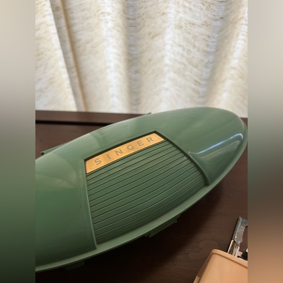 Vintage MCM Atomic Clamshell Singer Buttonholer set - Picture 6 of 6